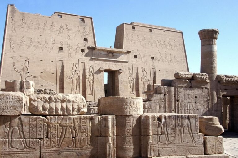 Fachada y pilono del Templo de Edfu, decorados con relieves