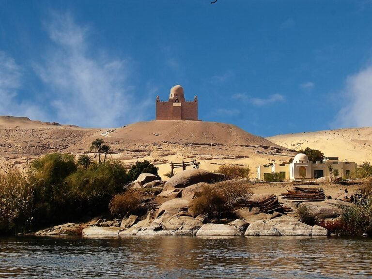 El Mausoleo del Aga Khan sobre una colina junto al Nilo, en Asuán