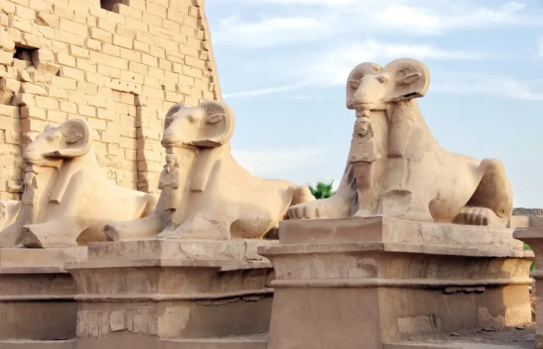Avenida de esfinges con cabeza de carnero en la entrada de un templo egipcio