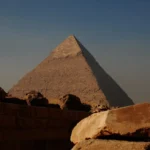 Silueta de la Gran Pirámide de Guiza al atardecer