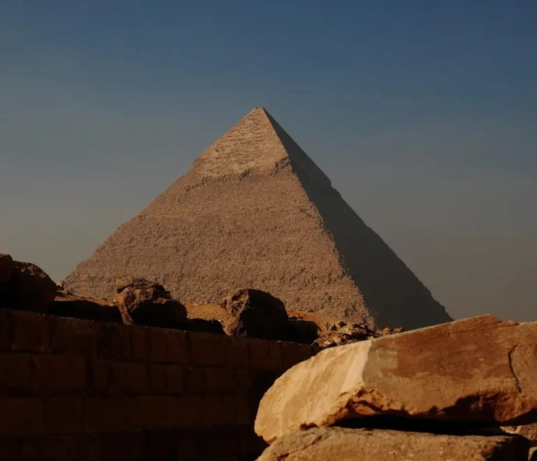 Silueta de la Gran Pirámide de Guiza al atardecer