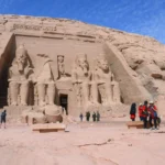 Turistas frente a la fachada del Gran Templo de Abu Simbel