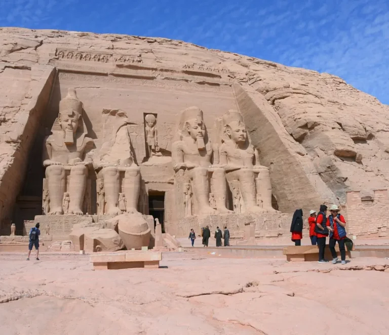 Turistas frente a la fachada del Gran Templo de Abu Simbel
