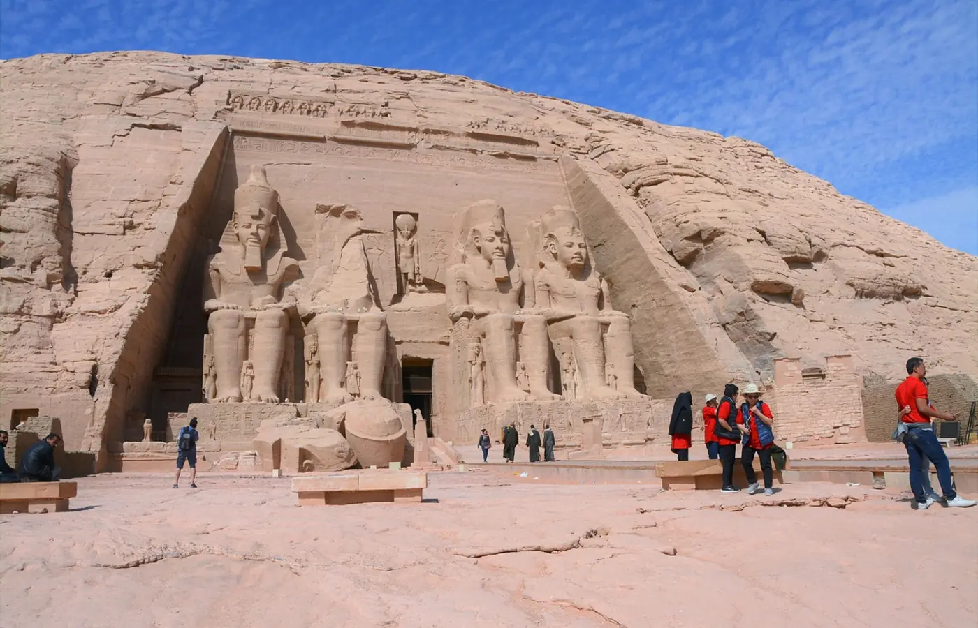 Turistas frente a la fachada del Gran Templo de Abu Simbel