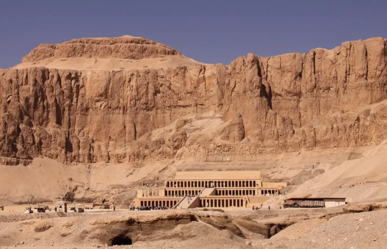 Acantilados de piedra caliza en el paisaje desértico de Egipto