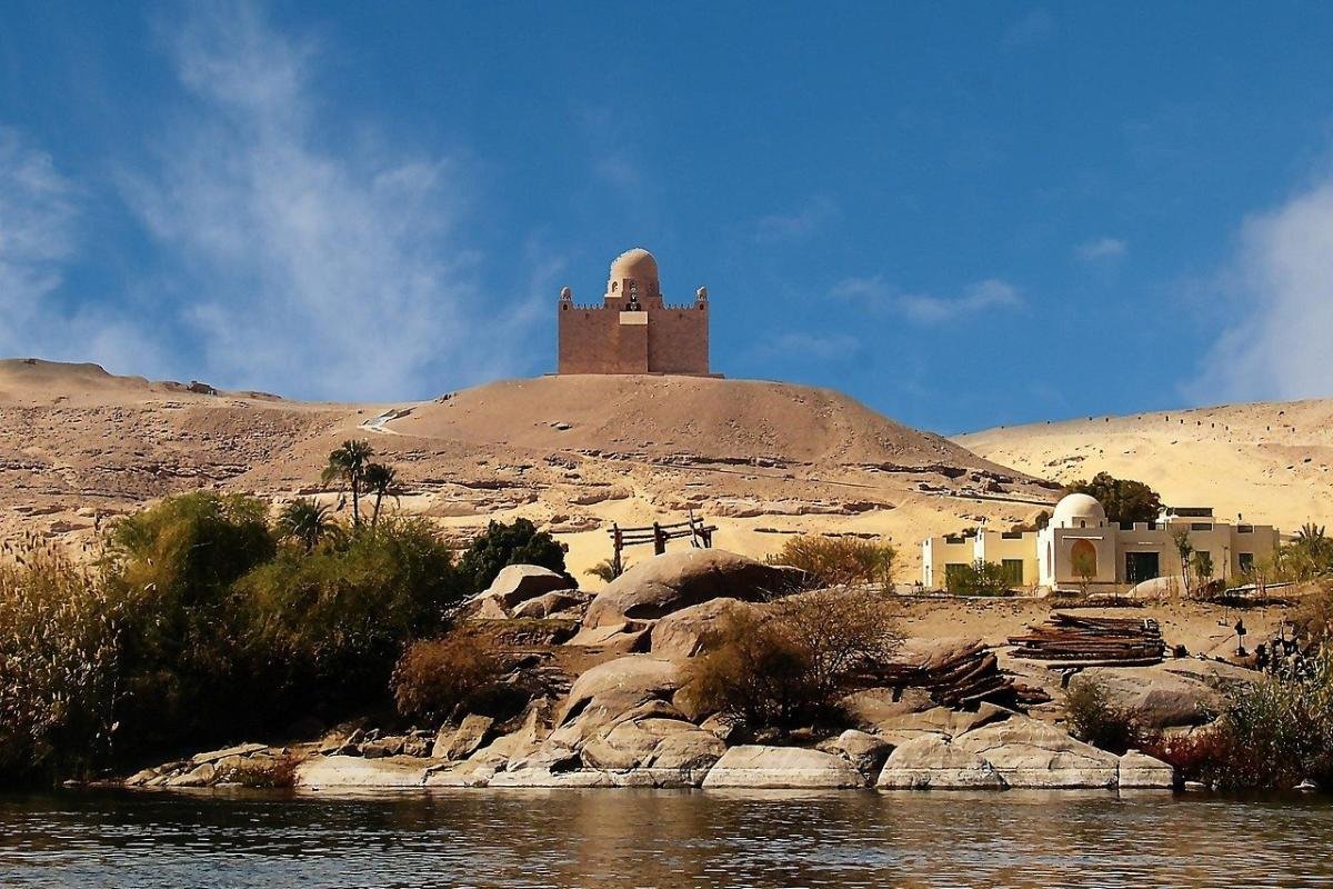 Mausoleo del Aga Khan visto desde el Nilo en Asuán