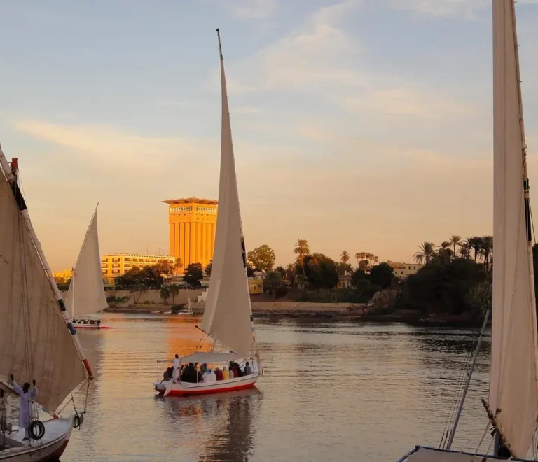 Felucca navegando por el Nilo al atardecer en Asuán durante el crucero por el Nilo