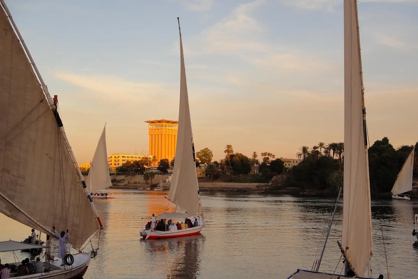 Felucca navegando por el Nilo al atardecer en Asuán durante el crucero por el Nilo