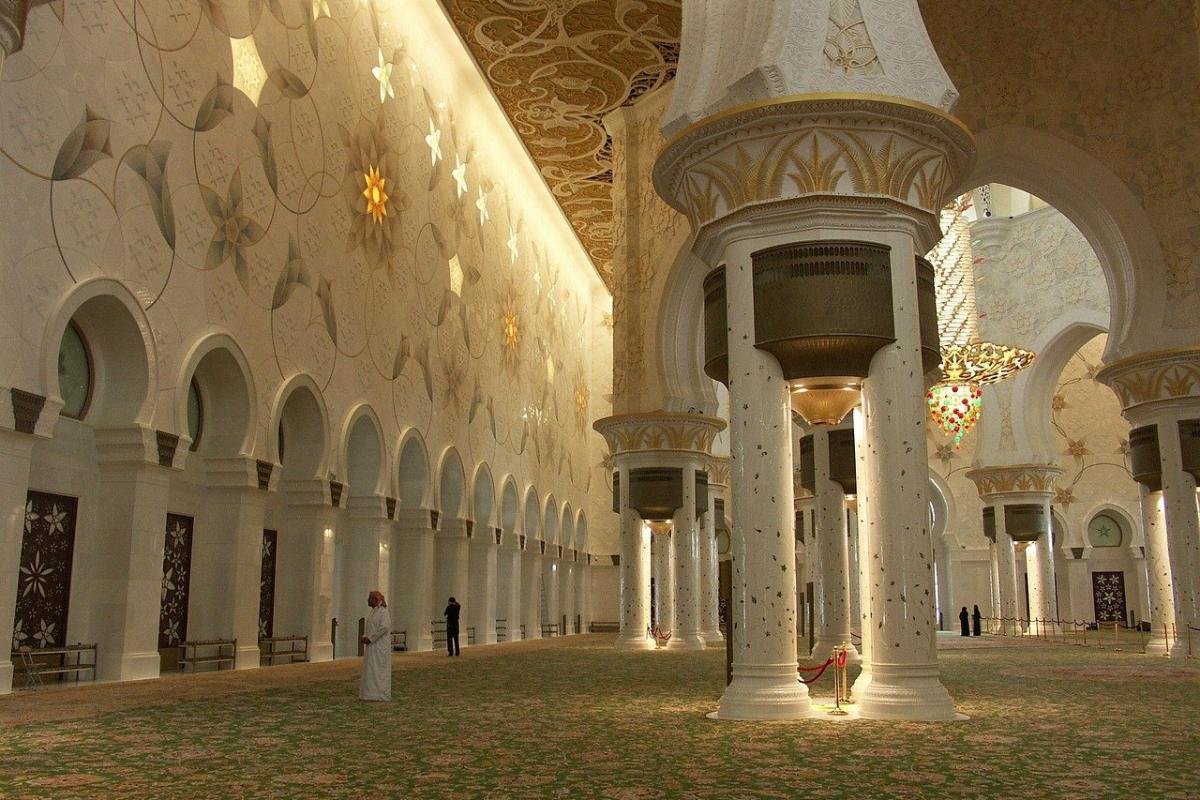 Interior de una mezquita en El Cairo, Egipto