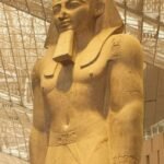 Estatua colosal de Ramsés II en el vestíbulo del Gran Museo Egipcio