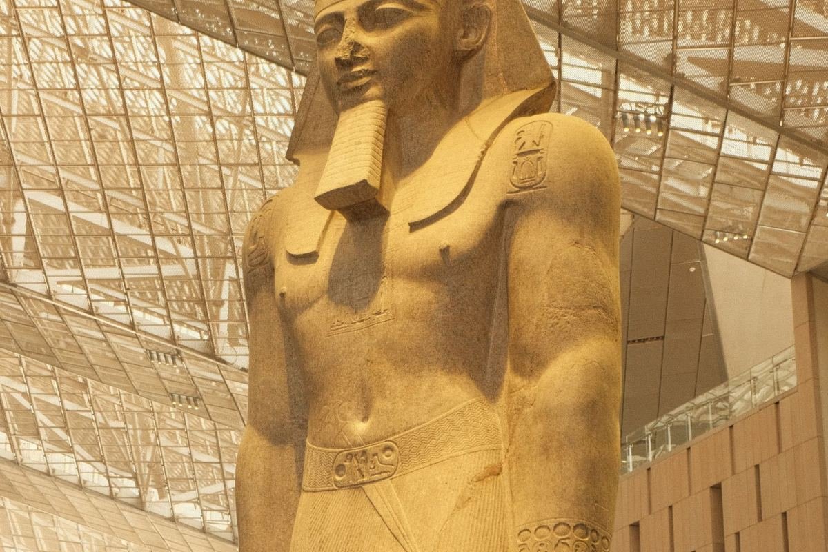 Estatua colosal de Ramsés II en el vestíbulo del Gran Museo Egipcio