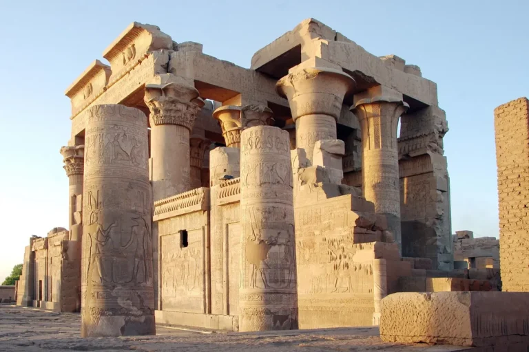 Columnas talladas del templo de Kom Ombo dedicado a los dioses Sobek y Horus