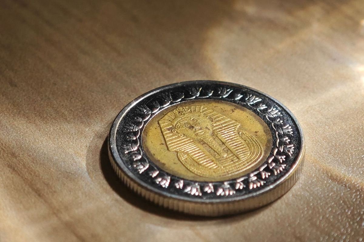 Moneda egipcia de una libra sobre una mesa, propinas en Egipto