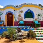 Fachada colorida de una casa tradicional del Pueblo Nubio en Asuán