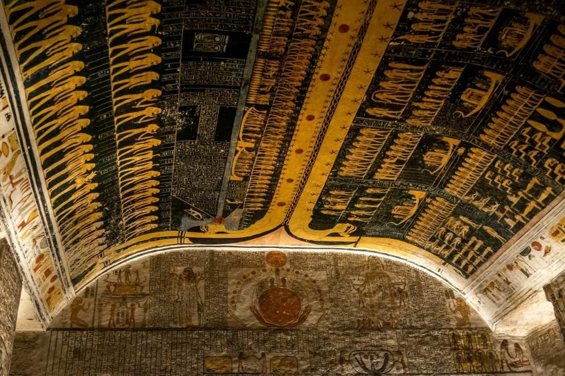 Techo pintado de una tumba en el Valle de los Reyes, Luxor